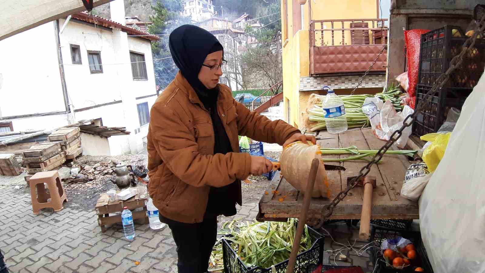 18 yaşındaki genç kız 7 yaşından beri pazar tezgahının başında...BoluNet