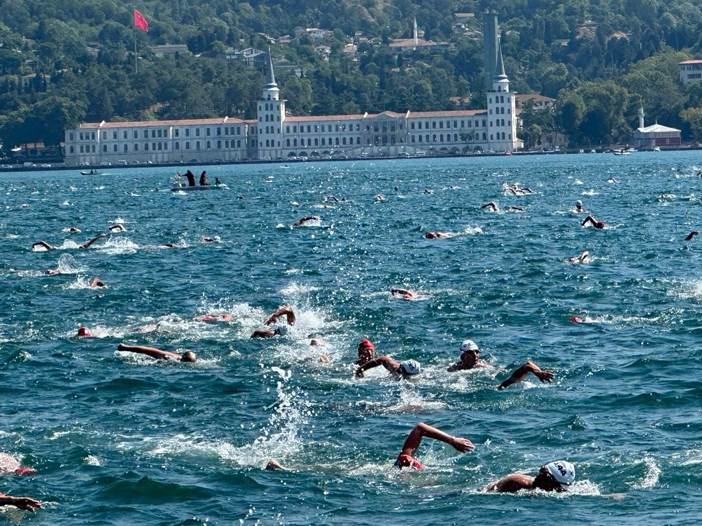 Asya ve Avrupa 35. kez kulaçlarla birleşti 