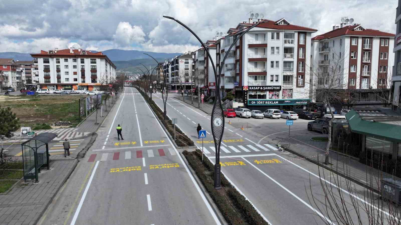 Yol çizgileri ve yaya geçitleri yenileniyor...BoluNet