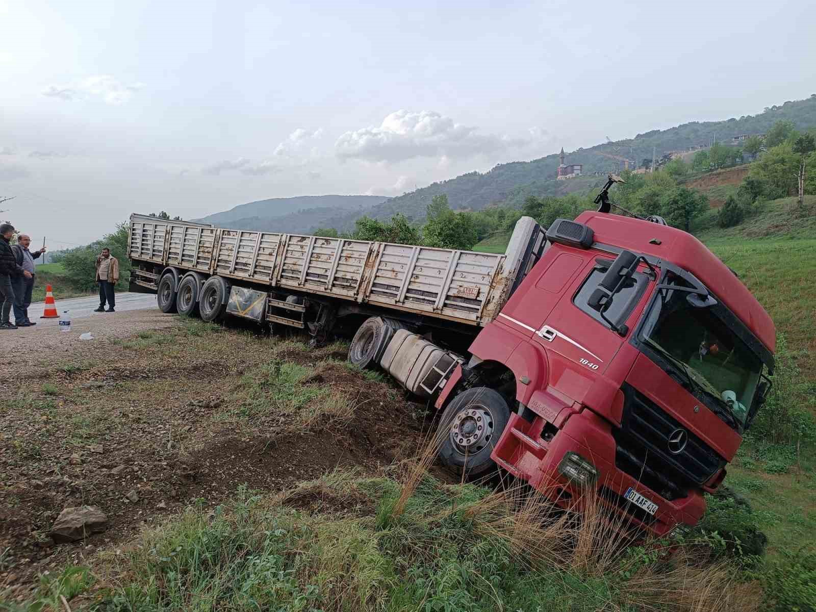 Kontrolden çıkan tır, şarampole yuvarlanmaktan son anda kurtuldu ...BoluNet