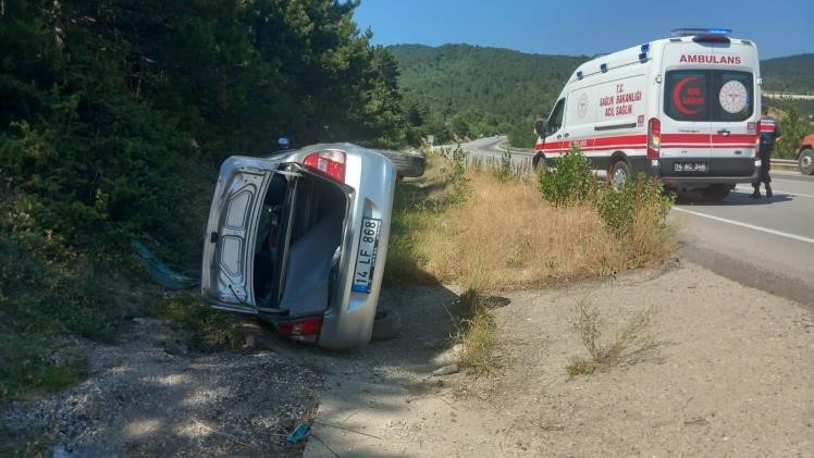 Seyir halindeki otomobil takla attı: 2 yaralı...BoluNet