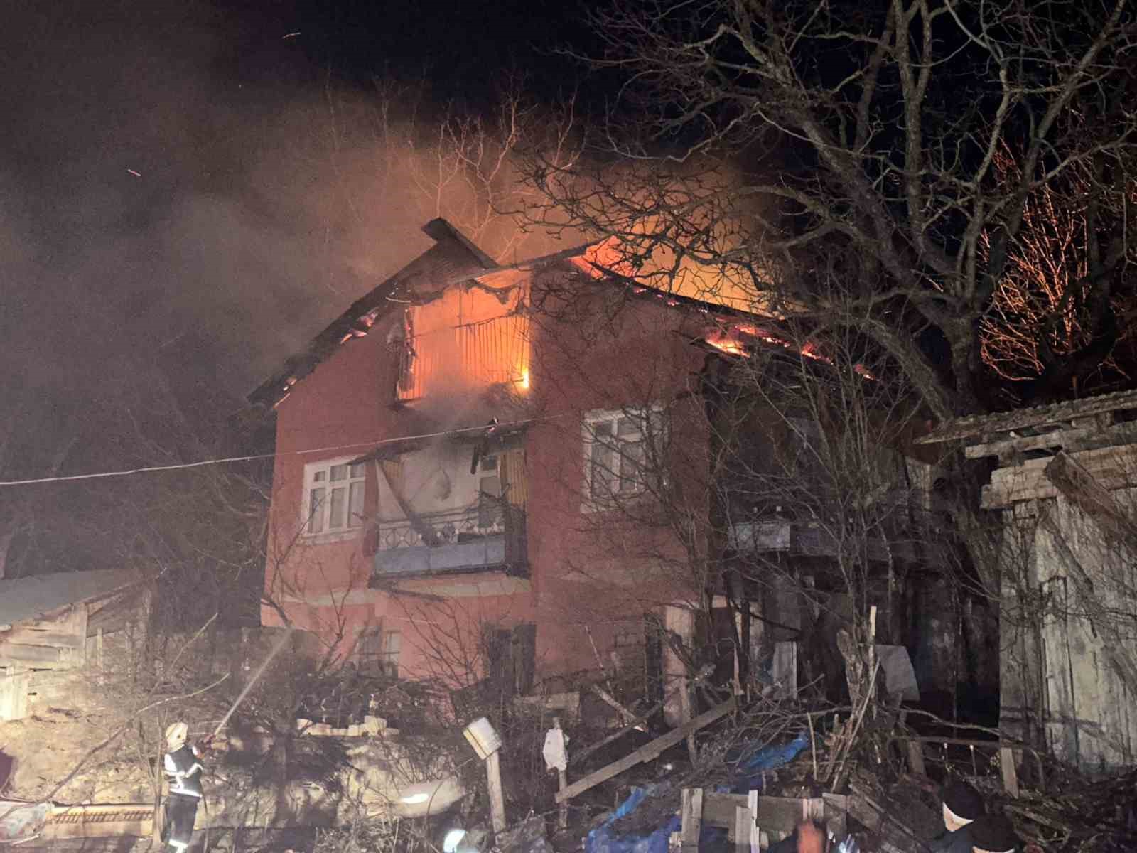 3 katlı boş bina alev alev yandı...BoluNet