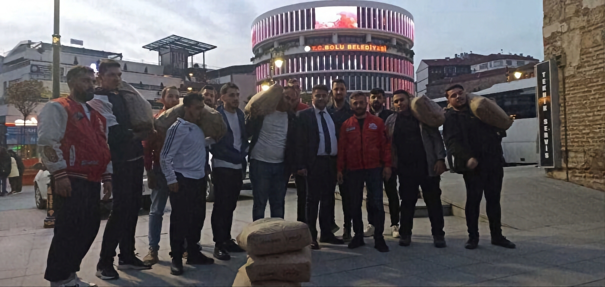 Erdoğan'ın Heykeli İçin Çimento Çağrısı: AK Parti Gençlik Kolları, Bolu Belediyesi'nin Önüne 10 Torba Çimento Bıraktı...