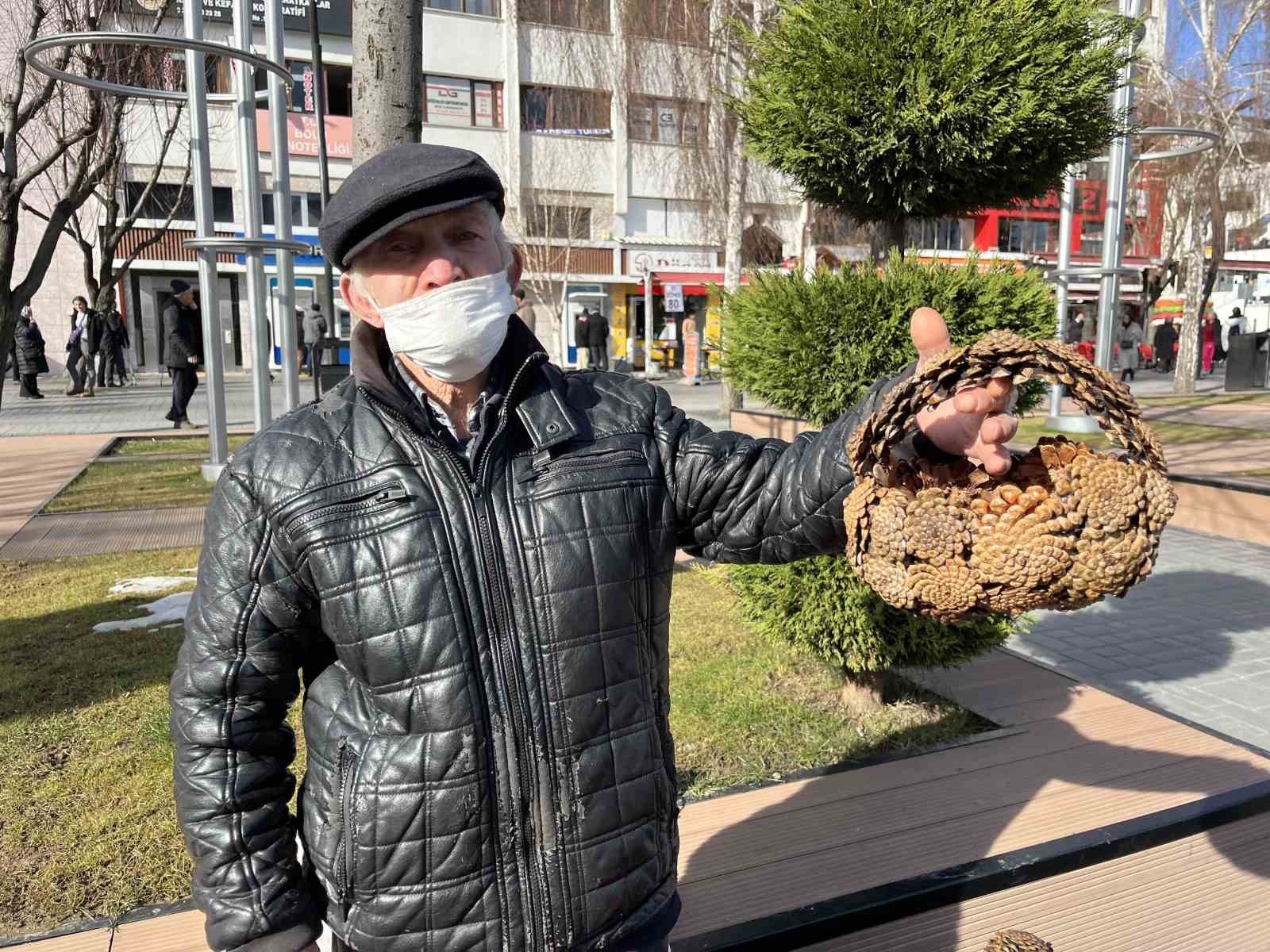 79 yaşında, elleriyle ördüğü kozalak sepetlerini sokaklarda satıyor...BoluNet