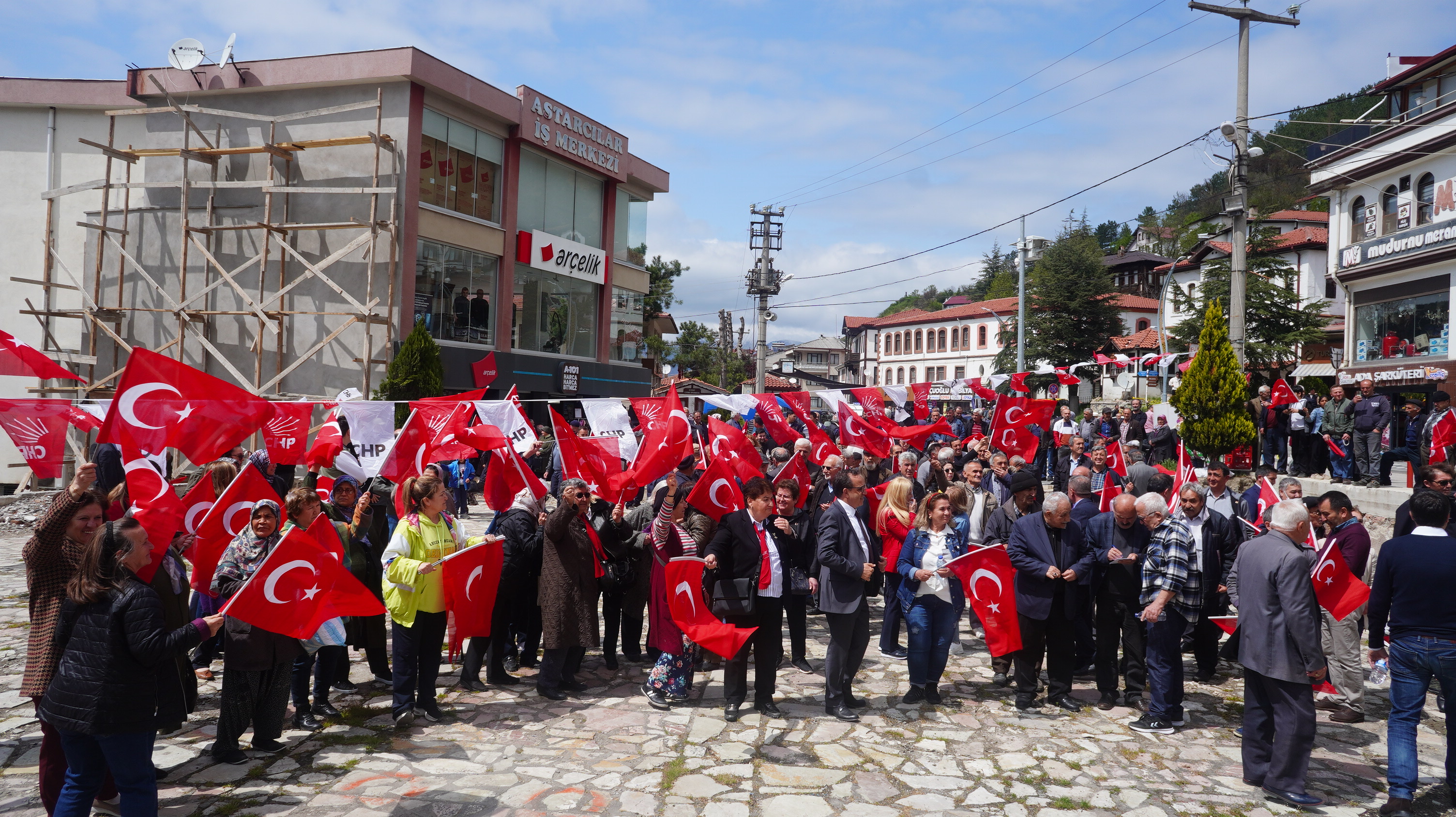 CHP SON NOKTAYI MUDURNU'da KOYDU. HEDEF 3'te 3 ... Mudurnu'da Geleneksel Miting Coşkusu..