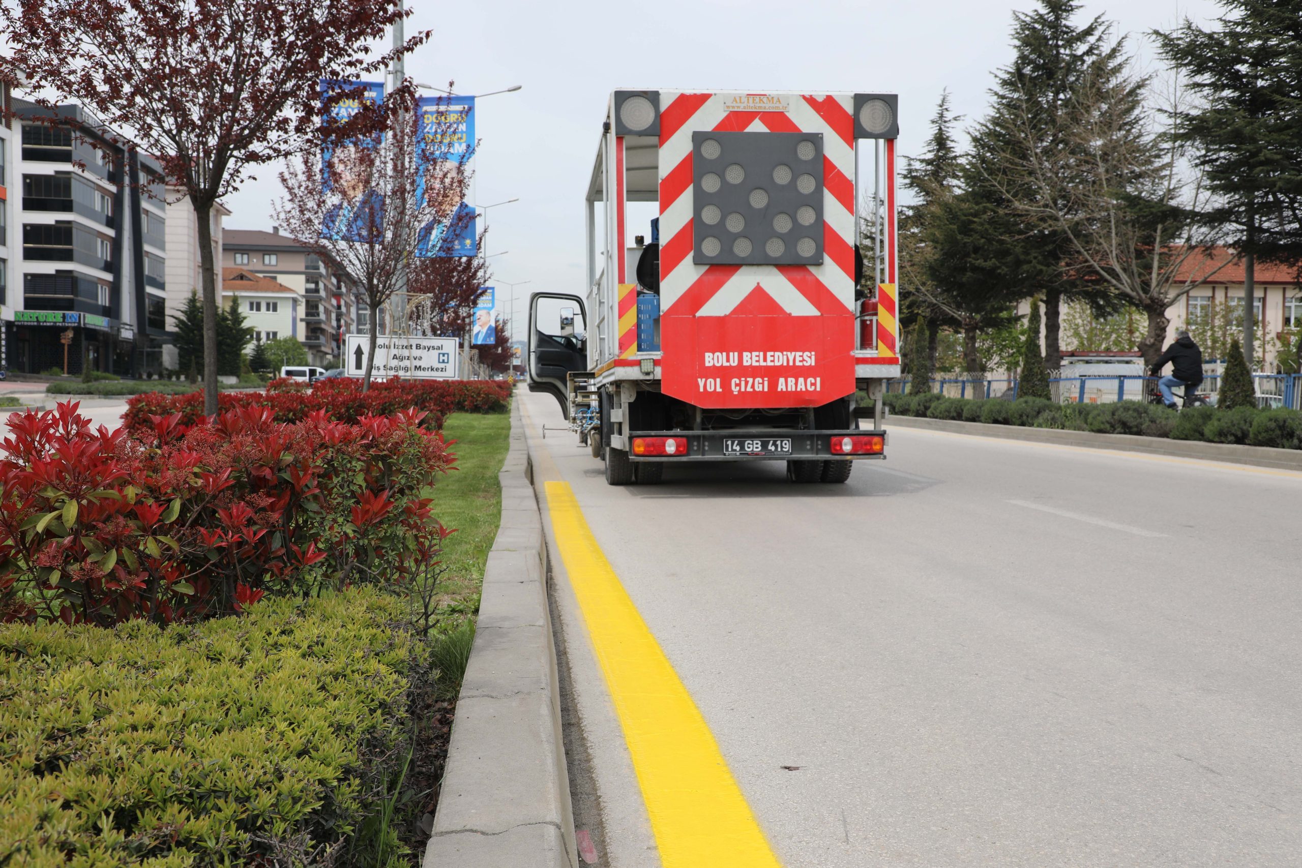 Yaya geçitleri ve yol çizgileri yenileniyor...