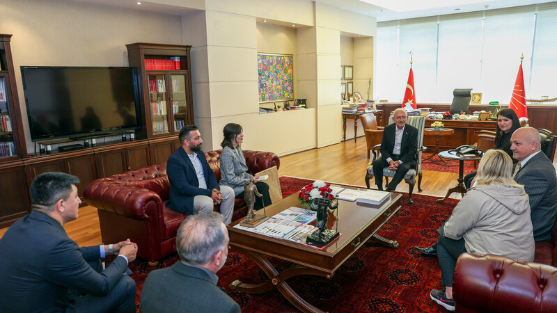 CHP Genel Başkanı ve Cumhurbaşkanı Adayı Kemal Kılıçdaroğlu, Katledilen Kadınların Yakınlarıyla Bir Araya Geldi...