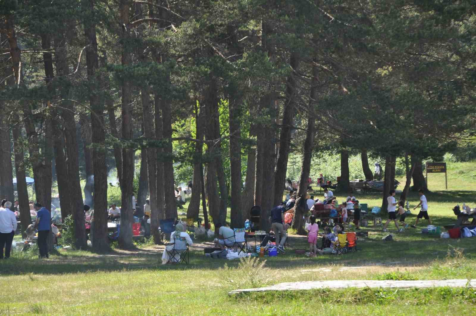 Abant Gölü Milli Parkı’nda bayram yoğunluğu ...BoluNet