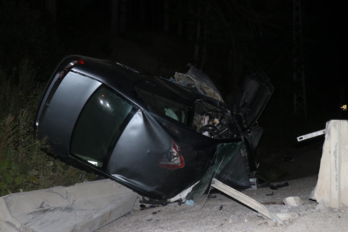 Abant’ta beton bariyere çarpan otomobil ikiye bölündü:1 ölü, 1 yaralı 