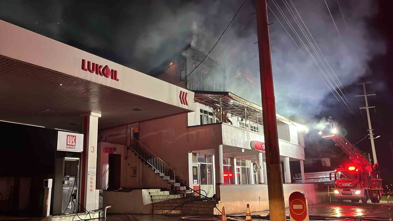 Akaryakıt istasyonunun ofisi alev alev yandı: Facianın eşiğinden dönüldü...BoluNet