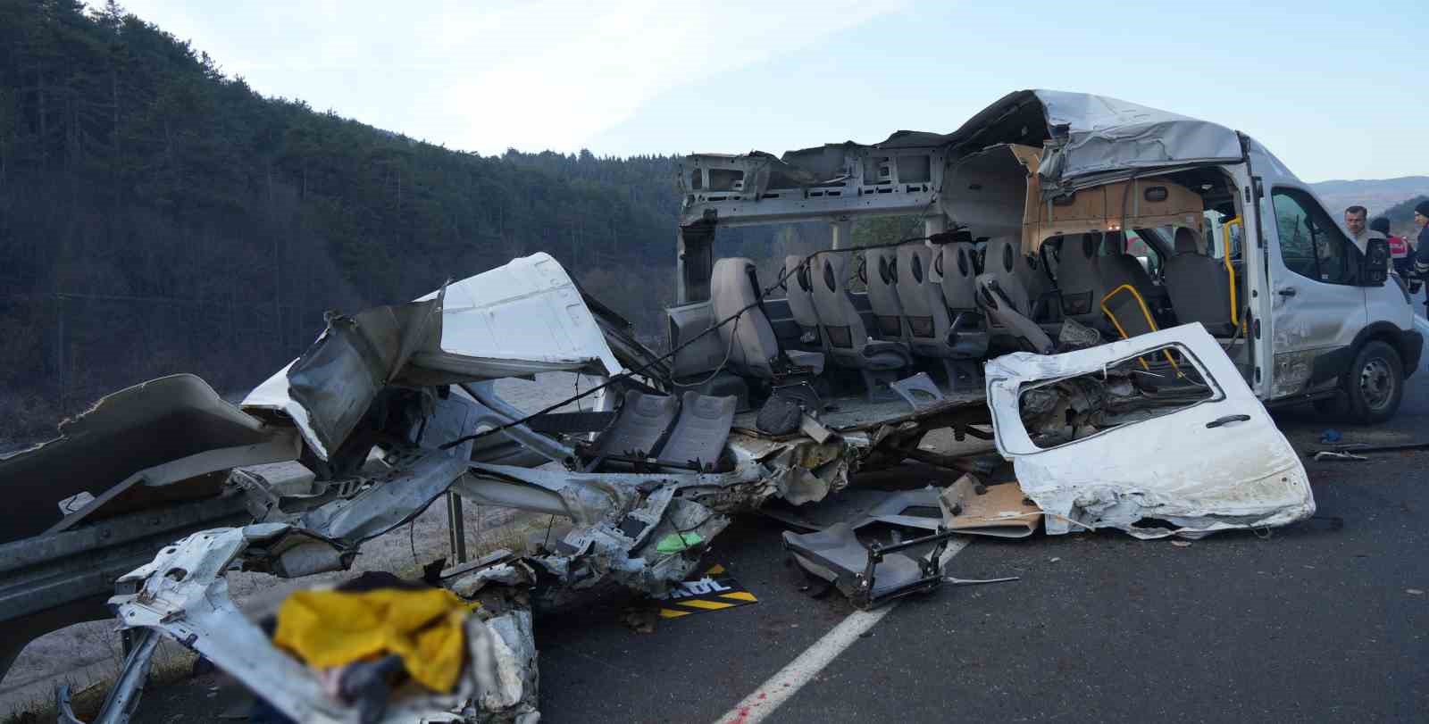 Akıllara durgunluk veren kaza, minibüs kağıt gibi yırtıldı: 1 ölü, 4 yaralı...BoluNet