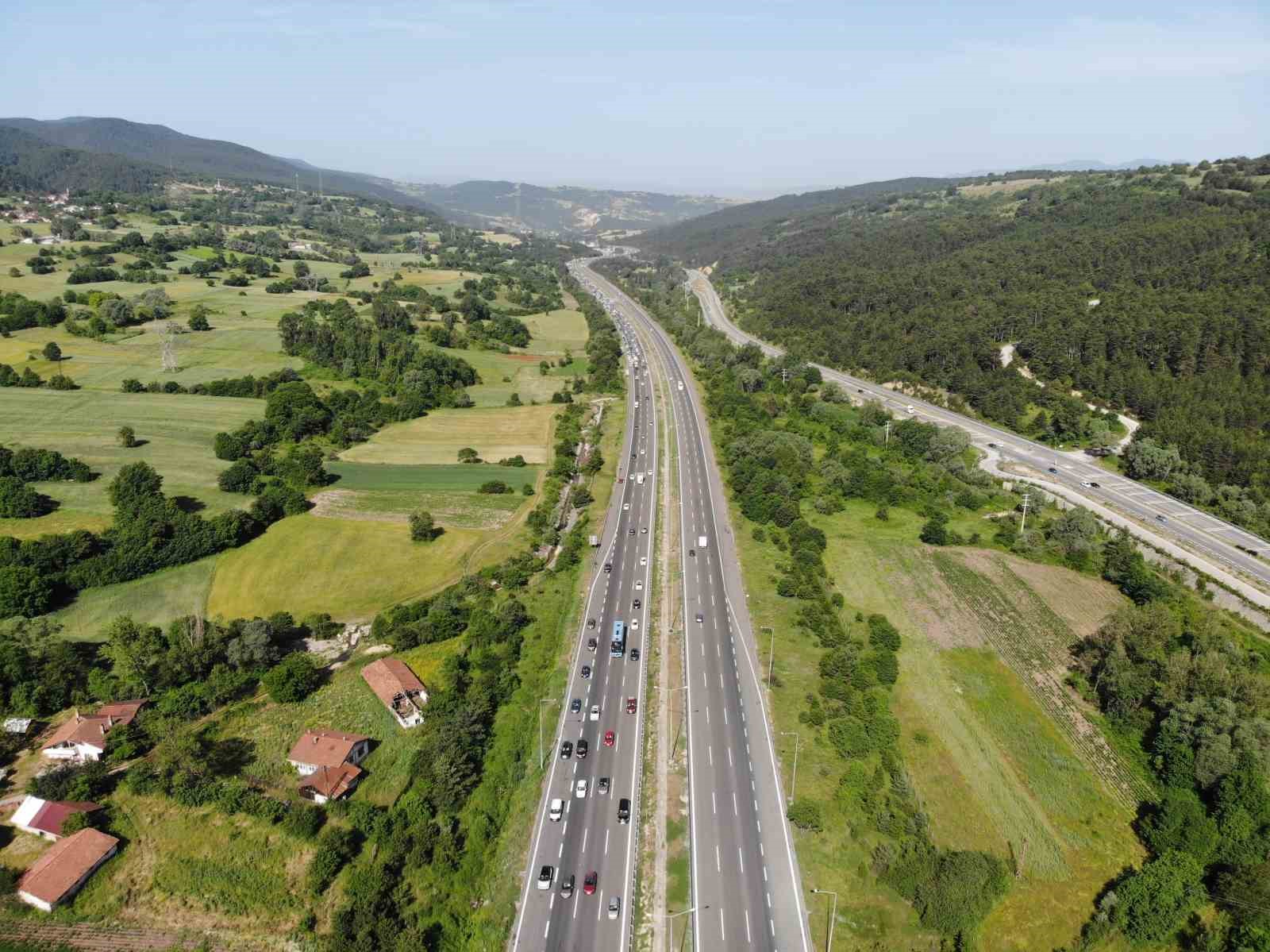 Akın akın gidiyorlar: Bayram trafiği böyle görüntülendi ...BoluNet