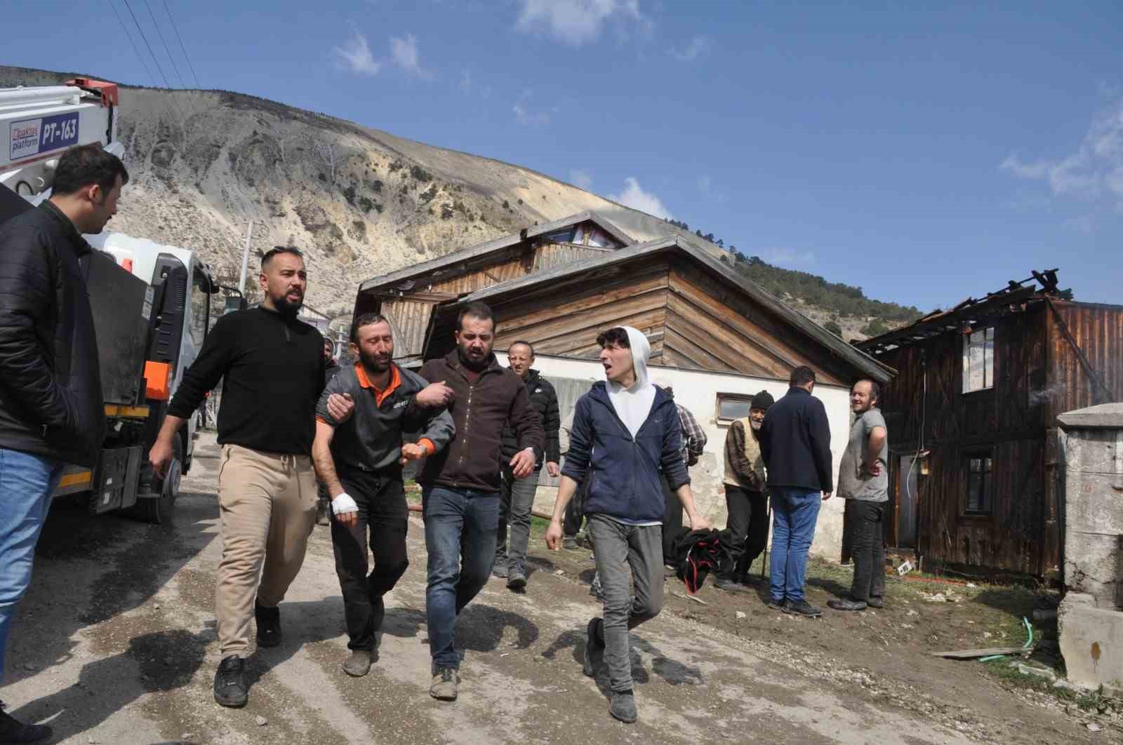 Alev alev yanan 3 ev ve 1 samanlık 5 saatlik çalışmanın ardından söndürüldü...BoluNet