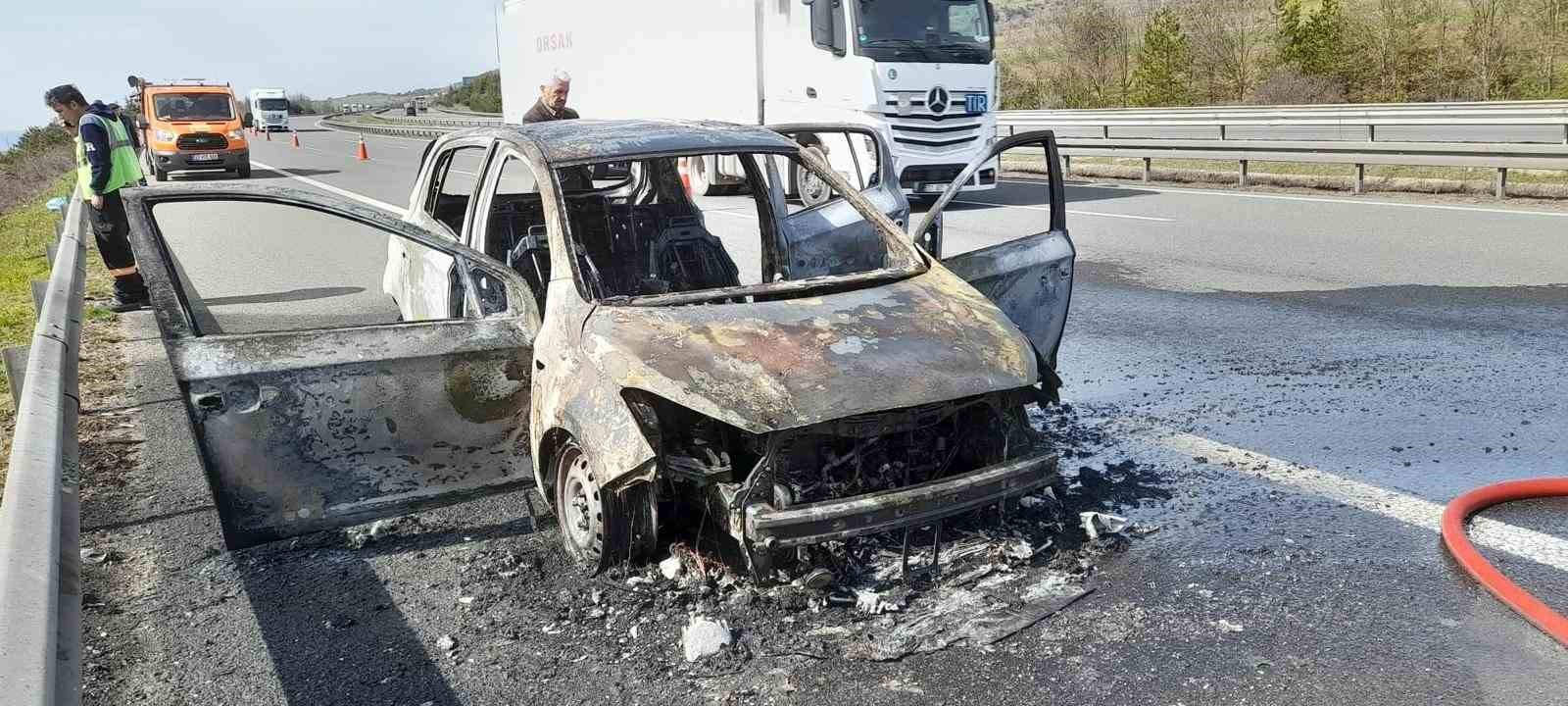 Alev alev yanan otomobilden geriye hurda yığını kaldı...BoluNet