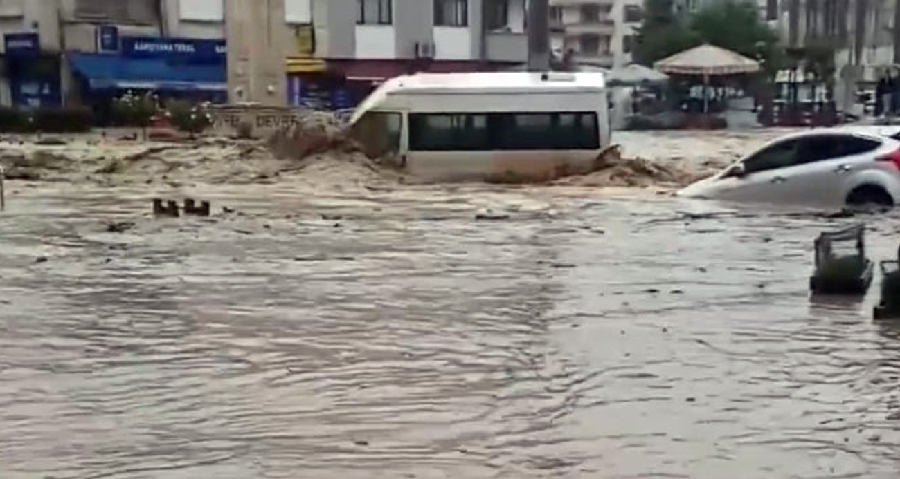 Araçlar sular altında kaldı, canlarını zor kurtardılar 