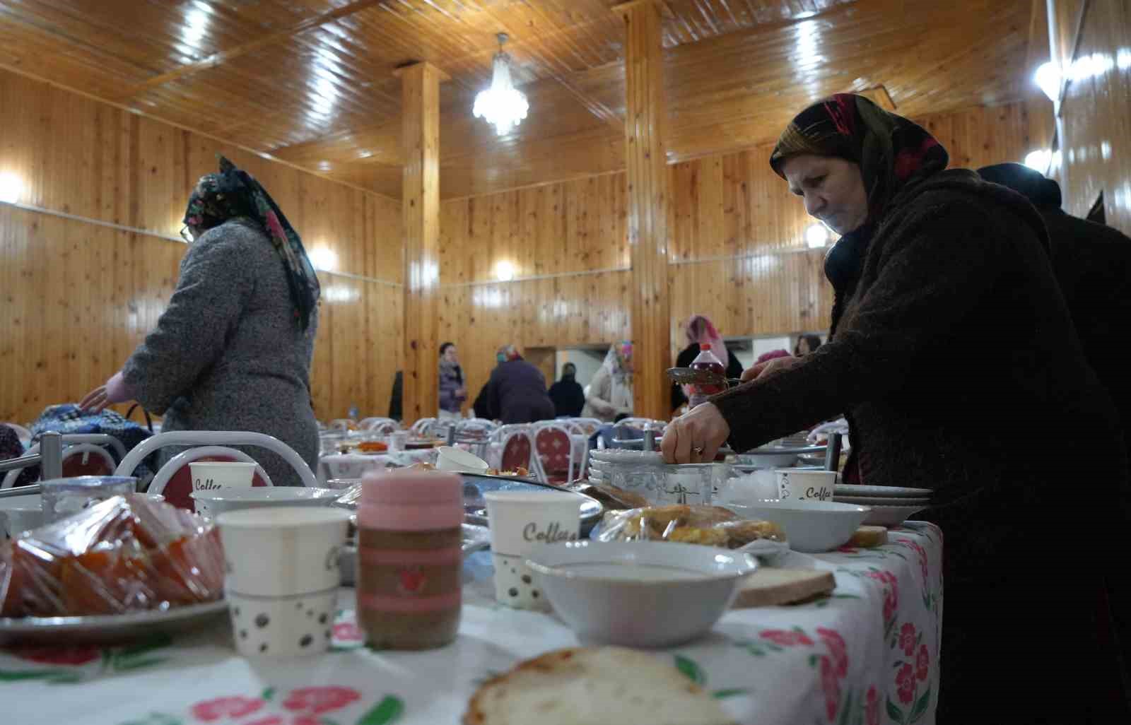 Asırlardır süren gelenek: Regaip Kandil’inde tüm yemekler camiye getiriliyor...BoluNet