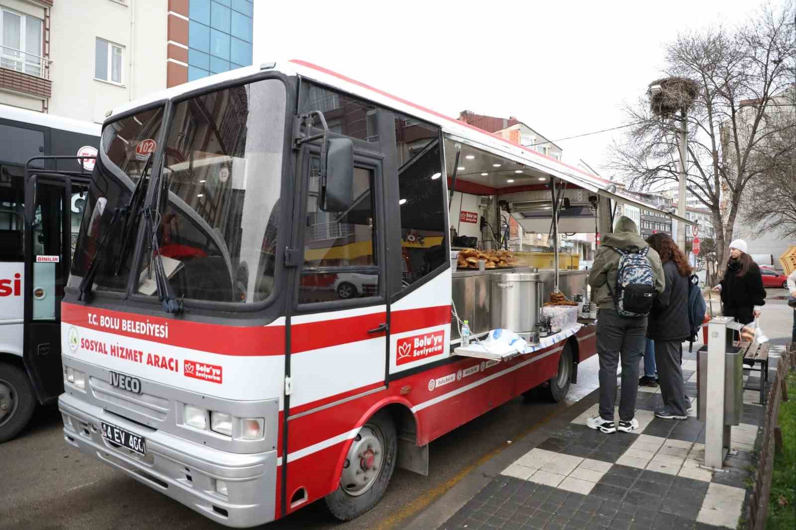 Belediyeden öğrencilere çay ve simit ikramı...BoluNet