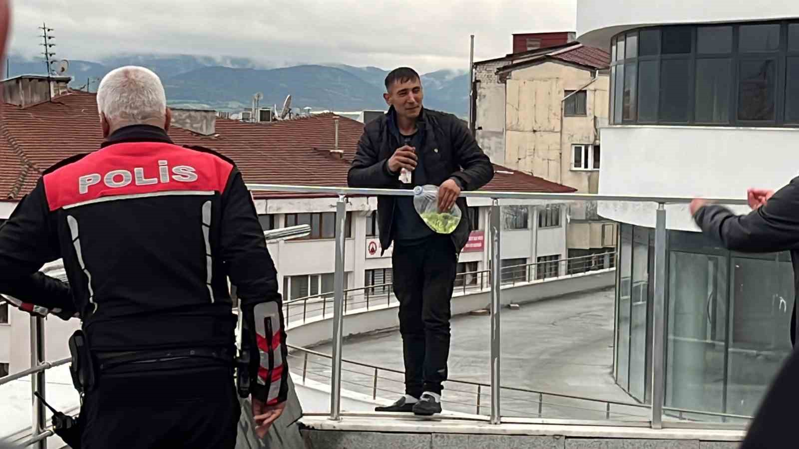 Bir buçuk saat ikna etmeye çalıştılar: Sigara yakarken polis yakaladı ...BoluNet