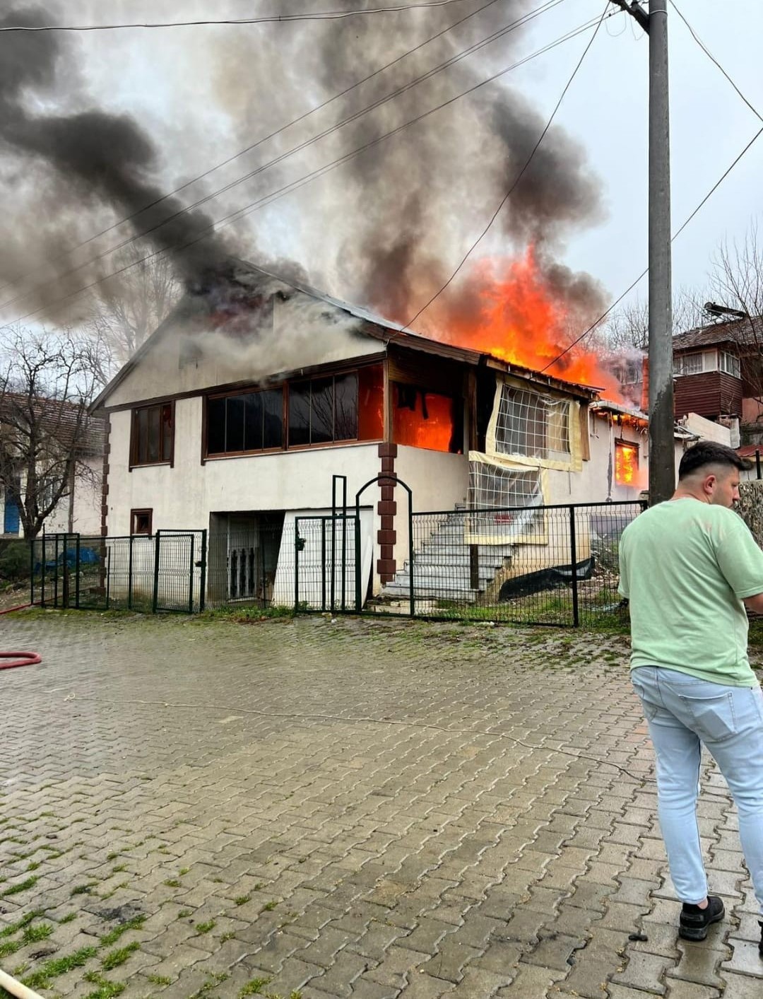 Bolu’da 2 katlı ahşap ev alev alev yandı...BoluNet