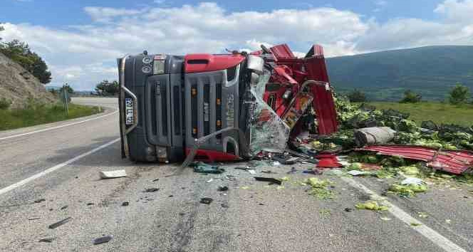 Bolu'da 2 tır çarpıştı, biri devrildi: 1 yaralı