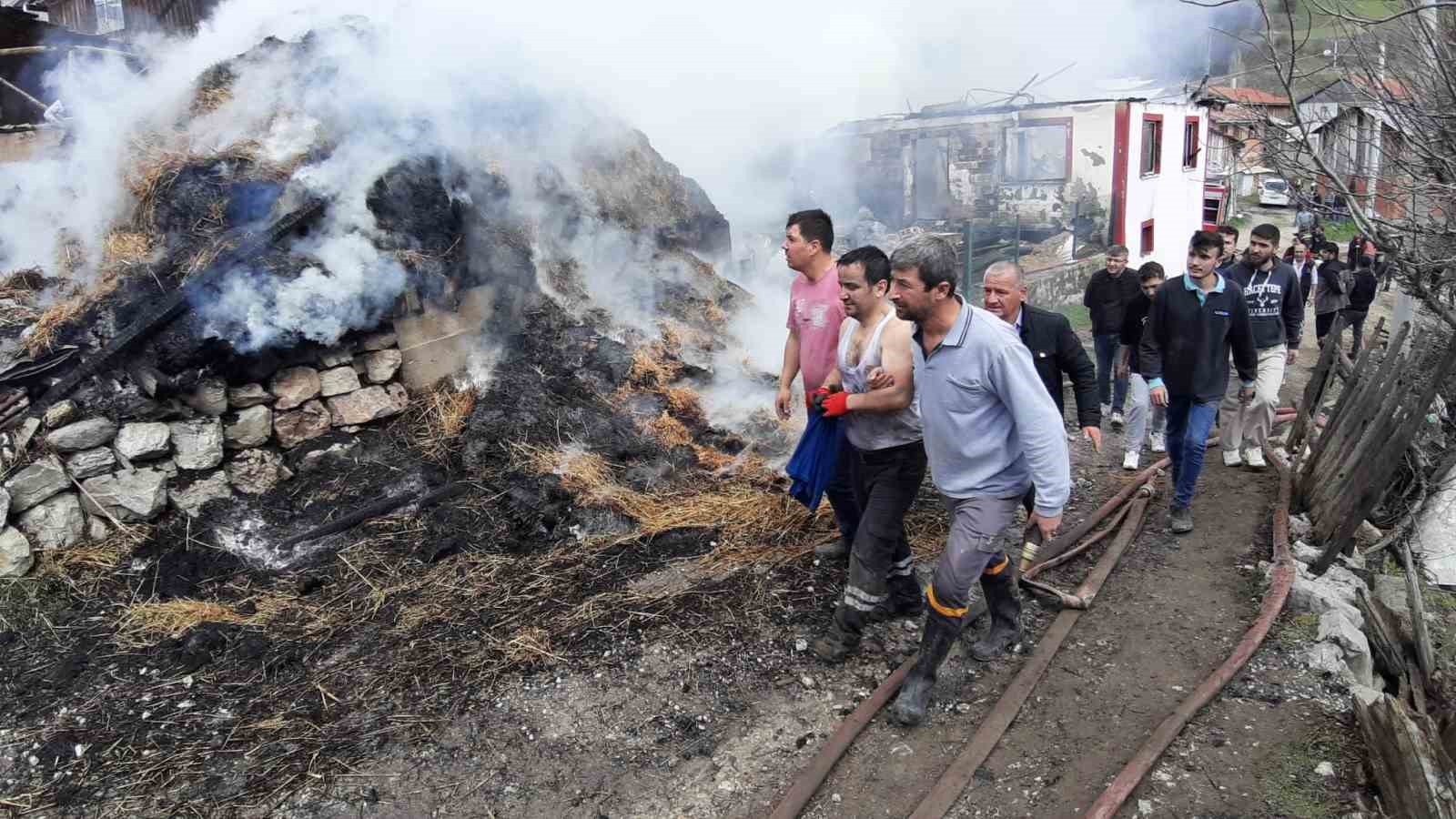 Bolu’da 3 ev 1 samanlık küle döndü: 2 yaralı...BoluNet