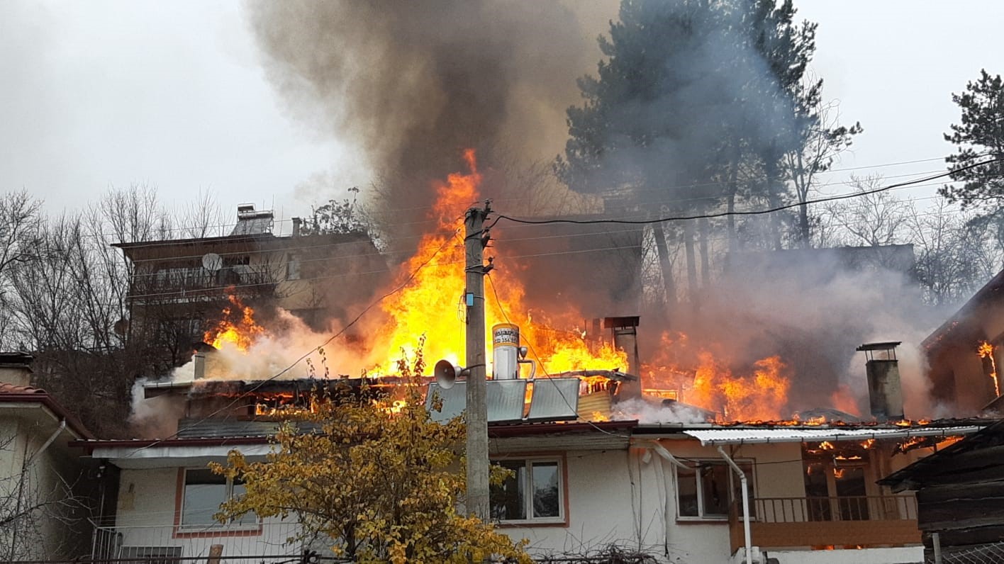 Bolu’da 4 ev alevlere teslim oldu...BoluNet