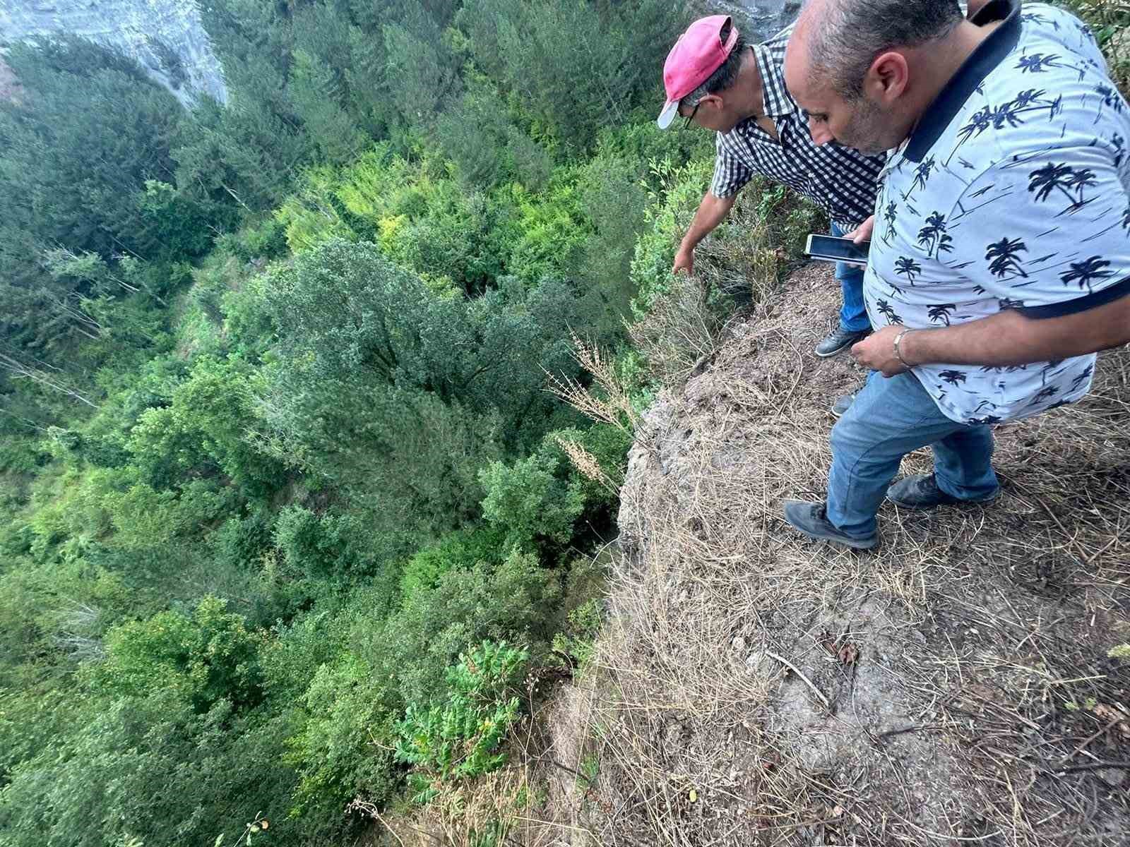 Bolu’da akıl almaz olay, bacağından bıçaklayıp dereye attı 