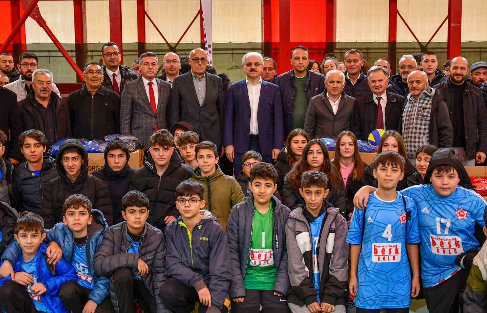 Bolu’da amatör spor kulüpleri ile sporculara malzeme yardımı yapıldı 