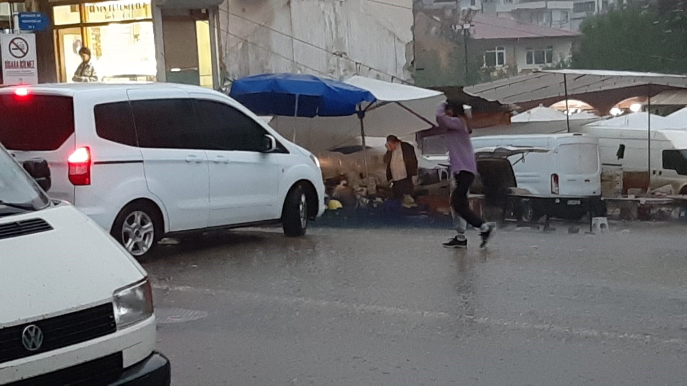 Bolu’da aniden bastıran yağmur sokakları göle çevirdi 