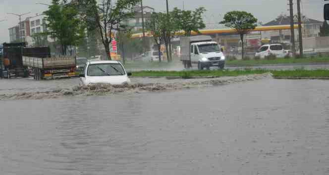 Bolu'da bazı cadde ve sokaklar göle döndü