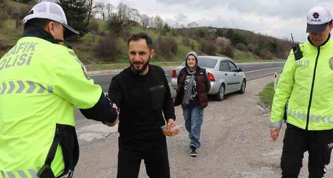 Bolu'da bir sürücü kendi için aldığı tatlıyı görev yapan polis ekiplerine vererek bayramlaştı