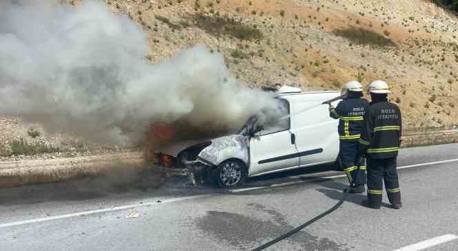 Bolu’da hafif ticari araç alev alev yandı 