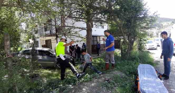 Bolu'da kontrolden çıkan otomobil bahçeye daldı: 1 yaralı