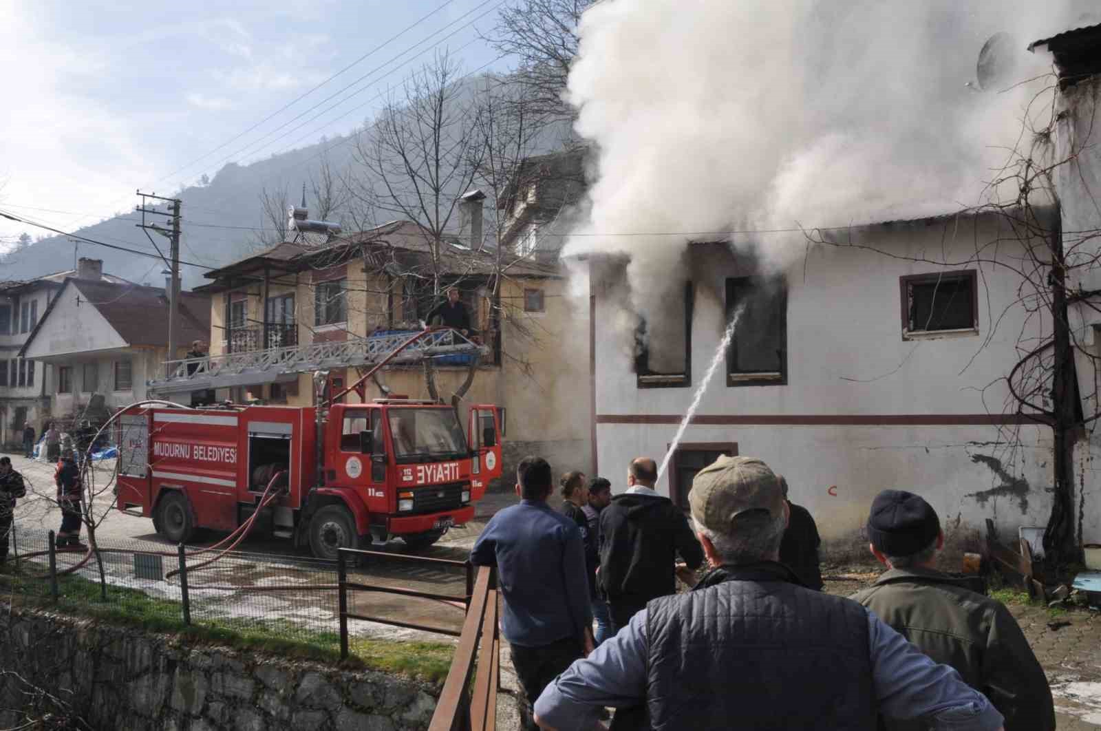 Bolu’da korkutan yangın, alevler yan eve sıçradı...BoluNet