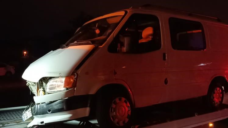 Bolu’da minibüs ile otomobil kavşakta çarpıştı: 2 yaralı.