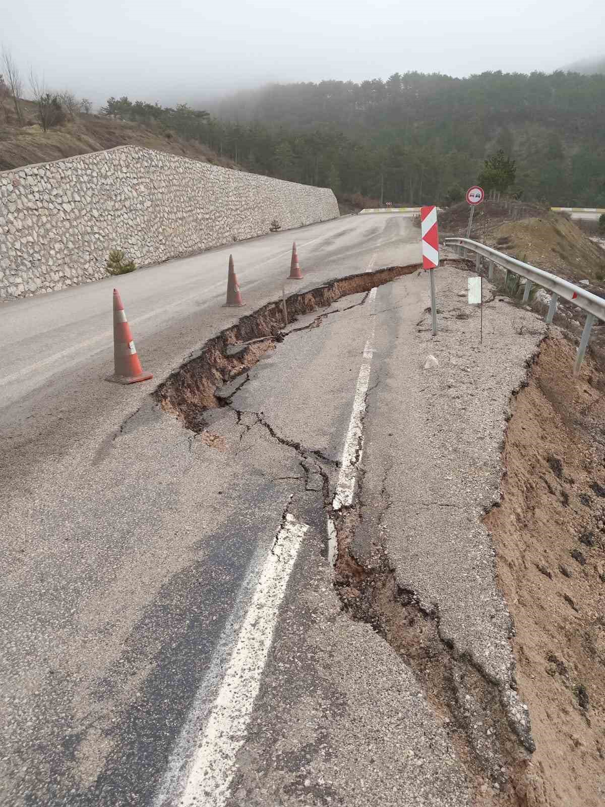 Bolu’da Mudurnu-Göynük kara yolunda göçük oluştu...BoluNet