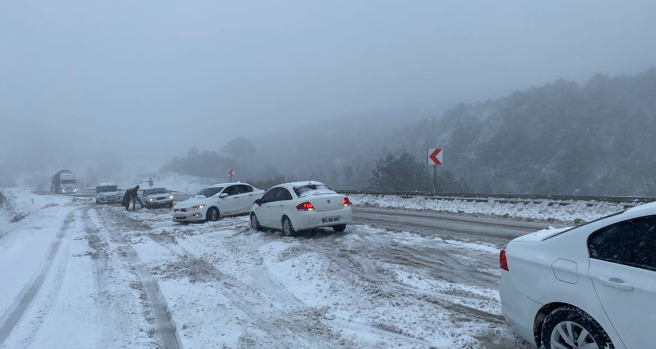 Bolu’da onlarca araç yolda kaldı 