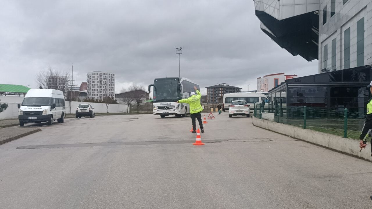 Bolu’da otogarda kış lastiği uygulaması...BoluNet