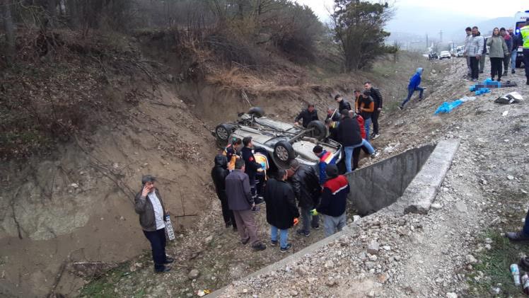 Bolu’da şarampole uçan otomobil ters döndü: 2’si ağır 3 yaralı...BoluNet