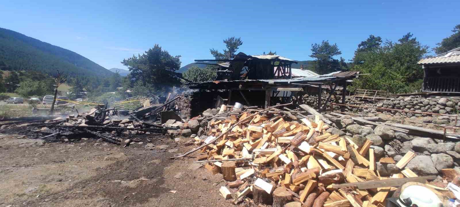 Bolu’da yangın: Ev ve müştemilat küle döndü ...BoluNet