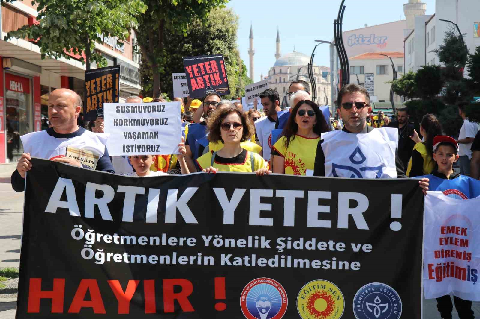 Bolu’da yüzlerce öğretmen, öldürülen meslektaşı için yürüyüş yaptı ...BoluNet