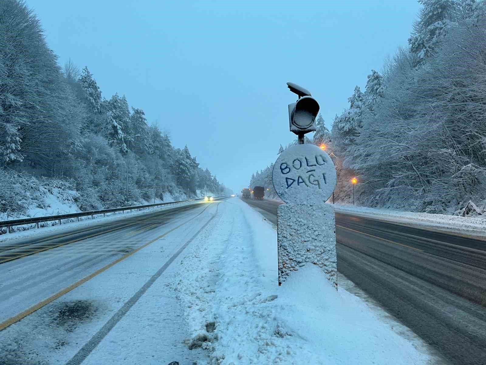 Bolu Dağı geçişinde aralıklarla kar yağışı etkili oluyor 