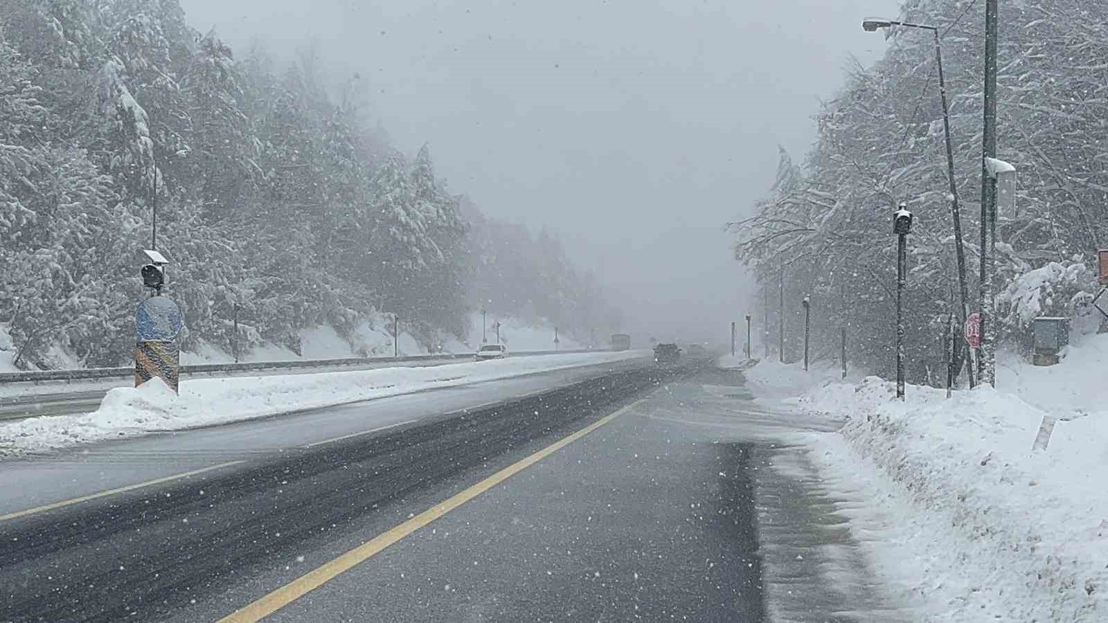 Bolu Dağı’nda aralıklarla kar yağışı etkili oluyor...BoluNet