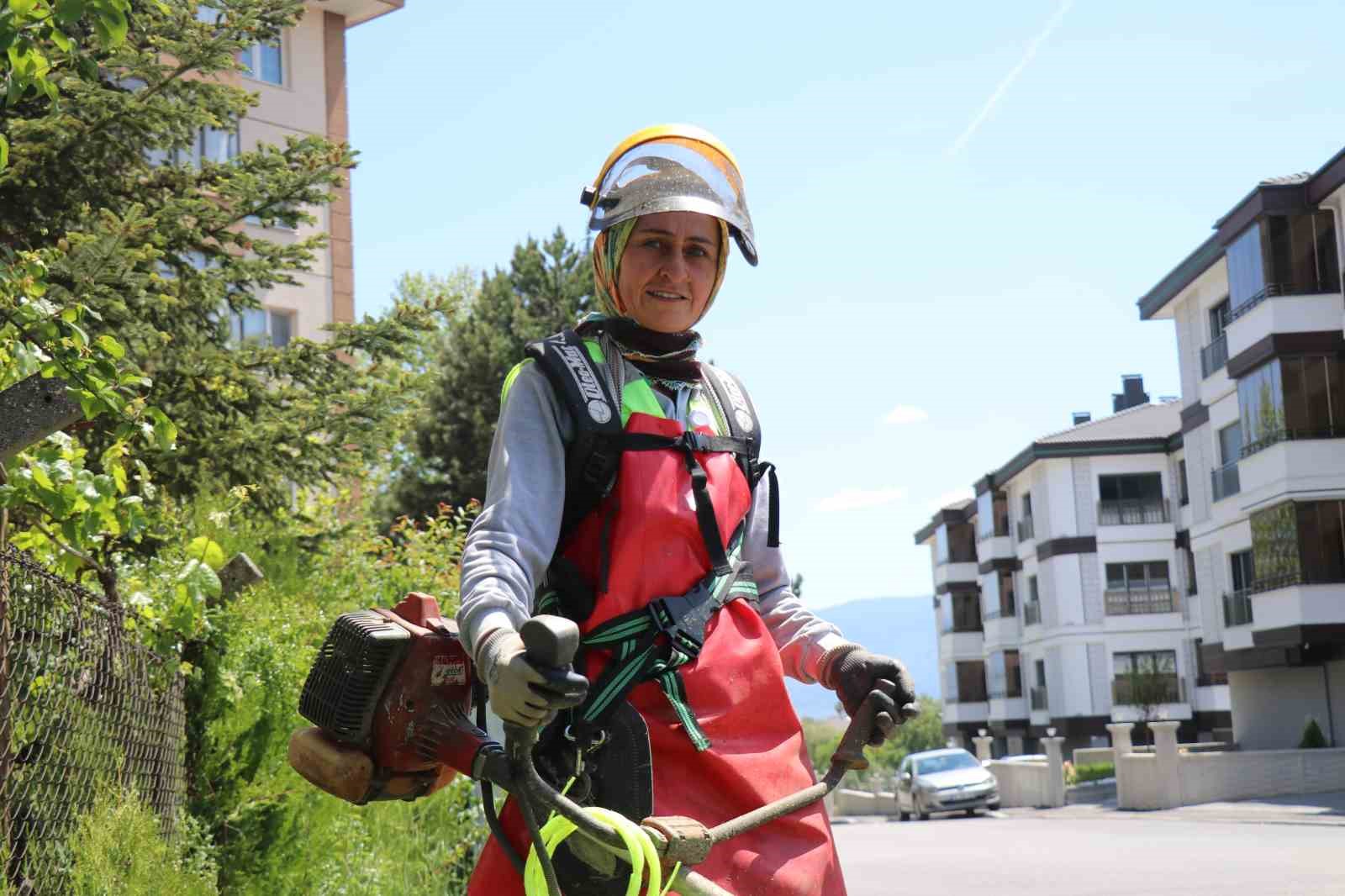 Bolu’nun sokaklarında anne eli: Ekmeğini şehrin sokaklarını temizleyerek kazanıyor...BoluNet