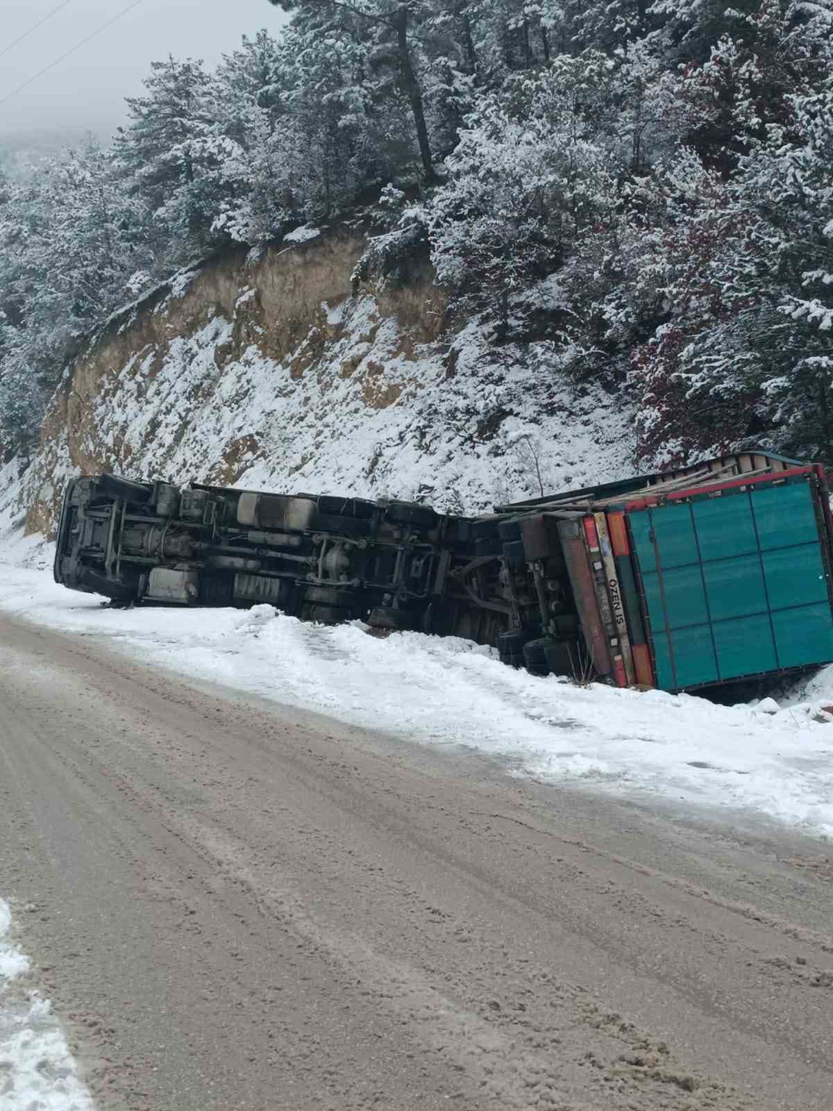 Buzlu yolda kontrolden çıkan kamyon devrildi: 1 yaralı...BoluNet