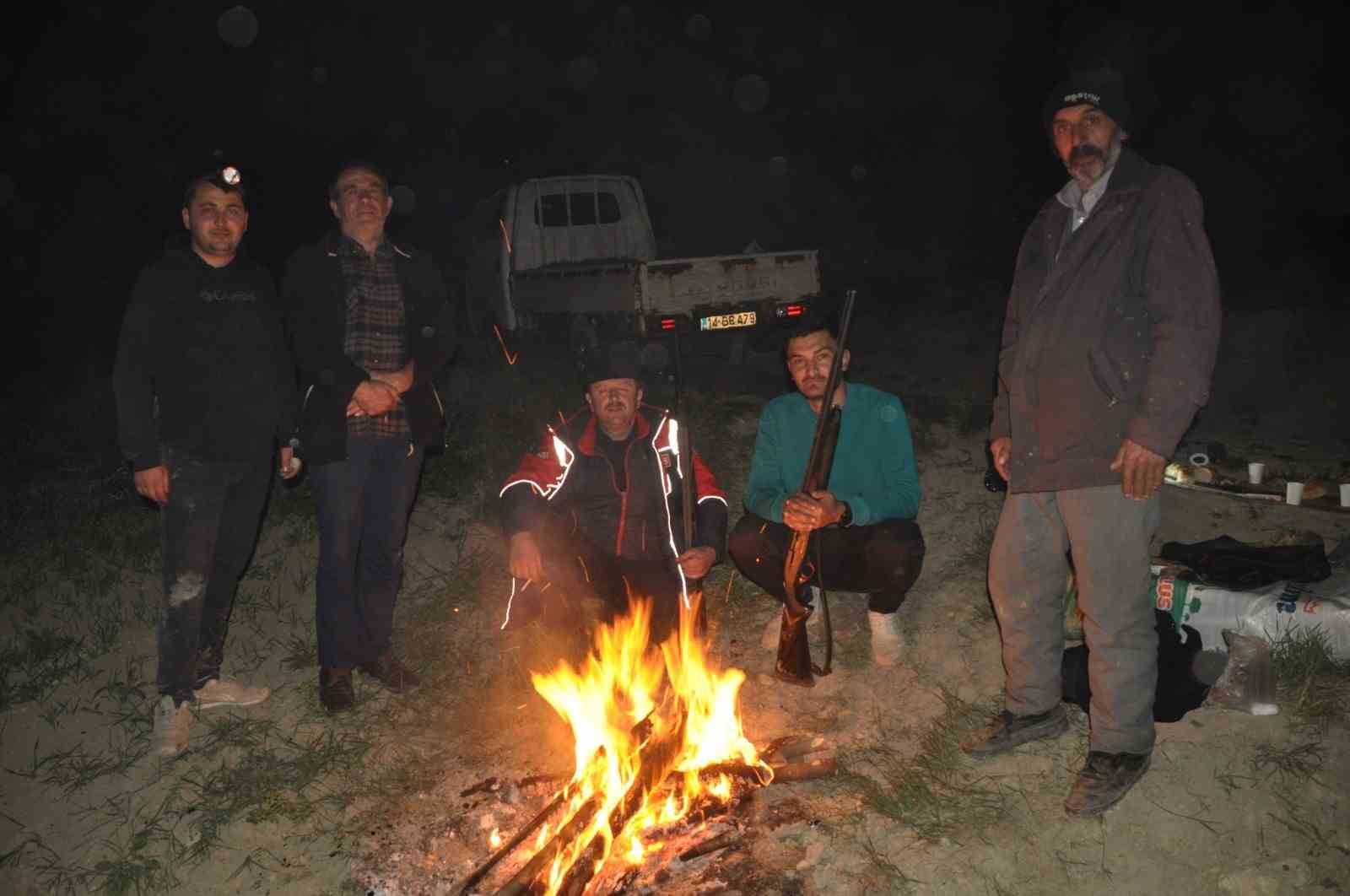 Çiftçiler ellerinde tüfeklerle domuz nöbeti tutuyor ...BoluNet