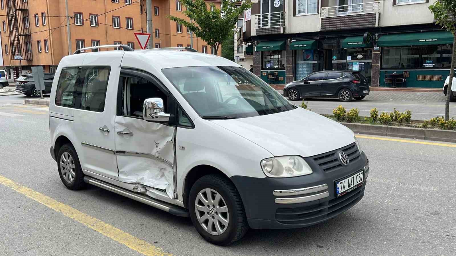 Cip ile hafif ticari araç çarpıştı: 1 yaralı BoluNet