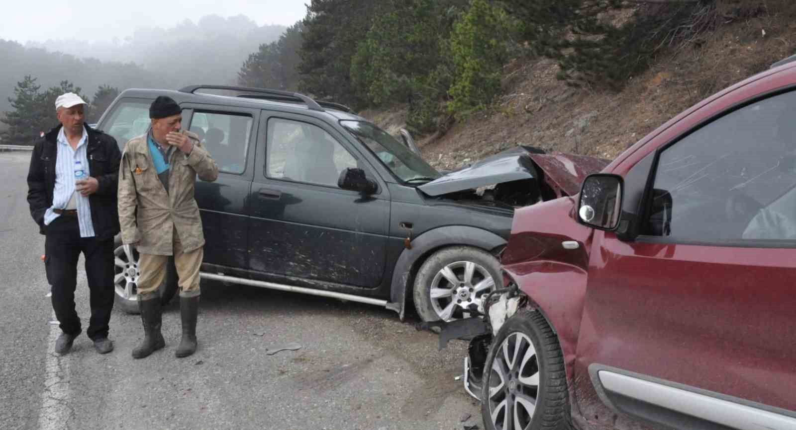 Ciple hafif ticari araç kafa kafaya çarpıştı: 4 yaralı...BoluNet