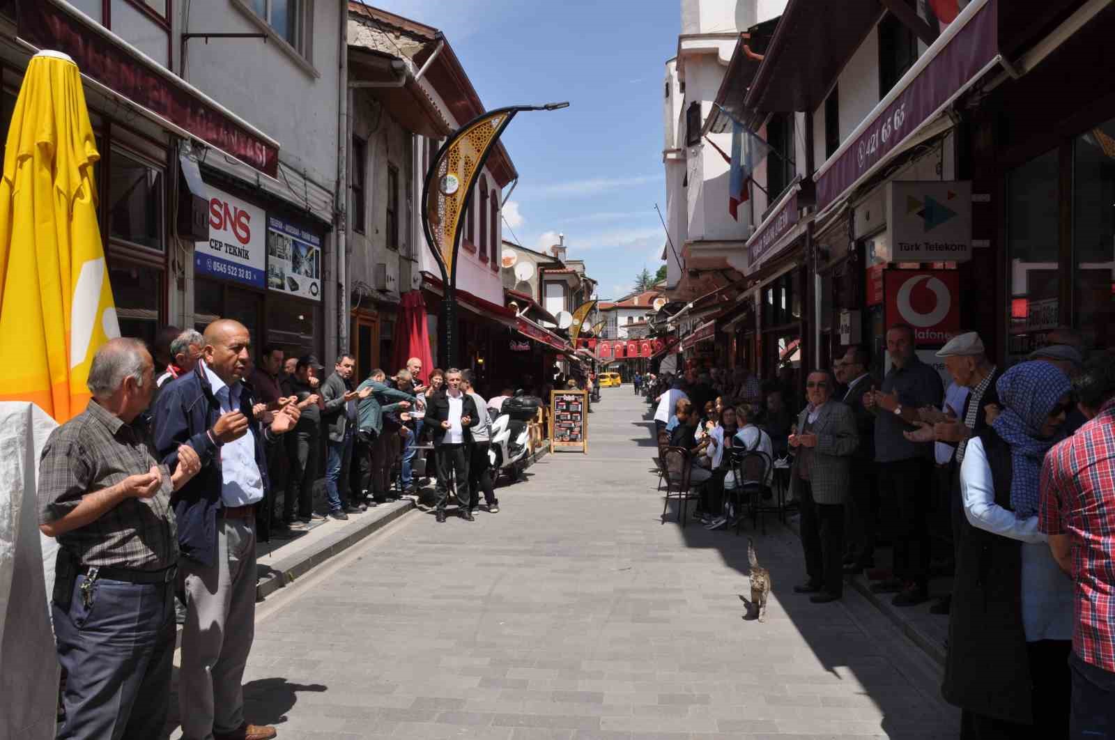 Cuma  günleri yapılan esnaf duasına 2’nci sınıf öğrencileri de katıldı...BoluNet