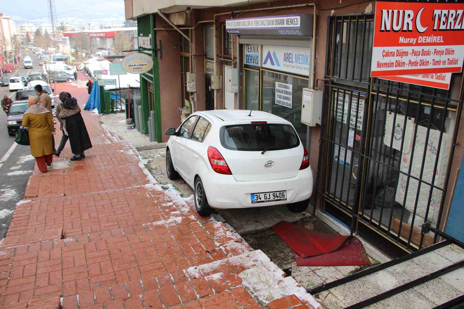 Dik yokuşta kontrolden çıktı, merdivenlerde askıda kaldı...BoluNet